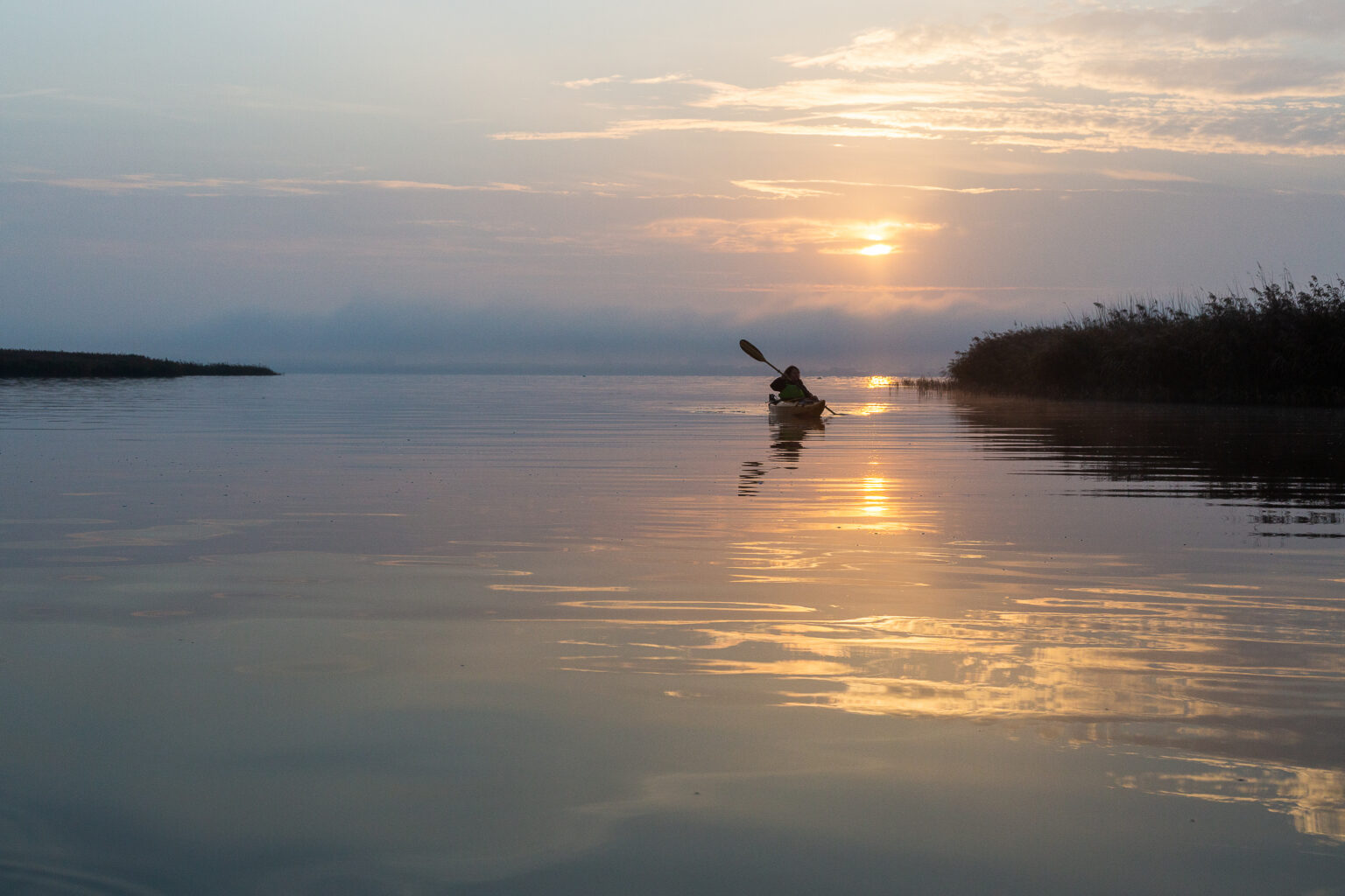 Paddelboot auf dem Kummerower See bei Sonnenaufgang
