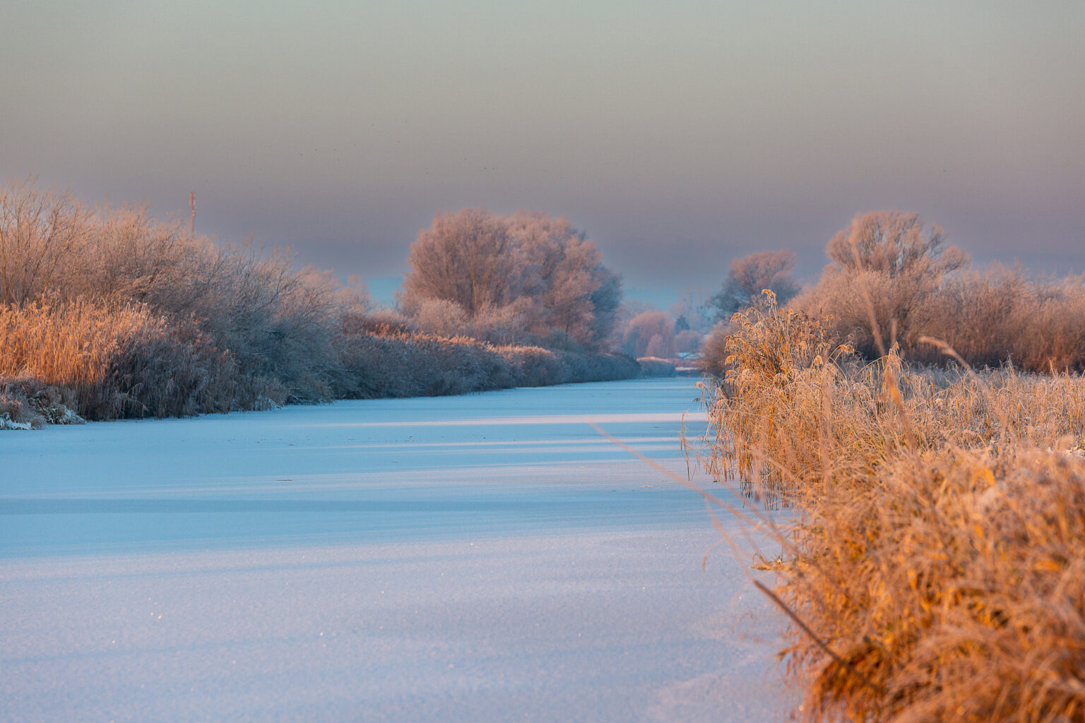 Peene gefrohren im Winter - Sonnenaufgang
