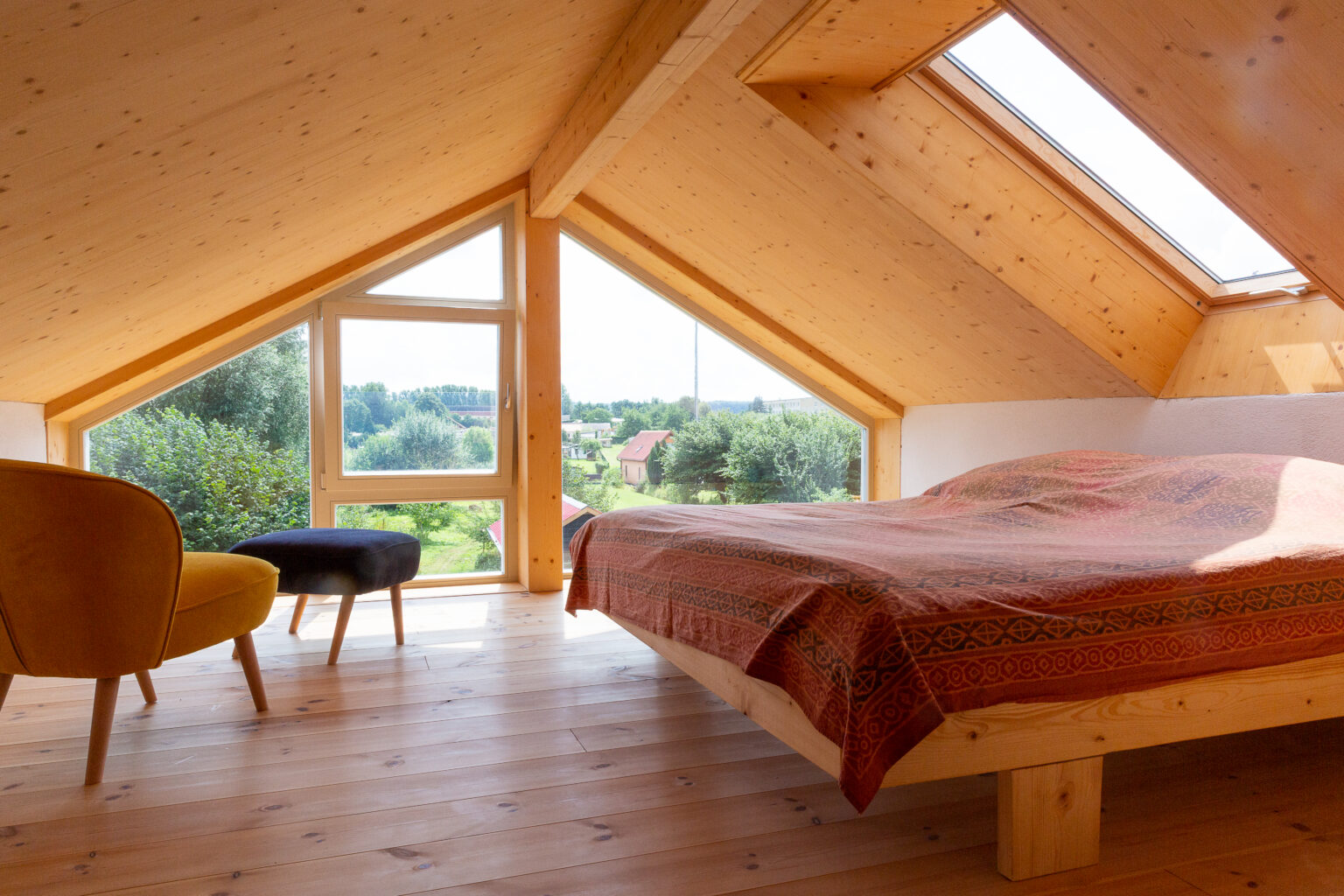 Schlafzimmer im Obergeschoss mit Blick über den Garten