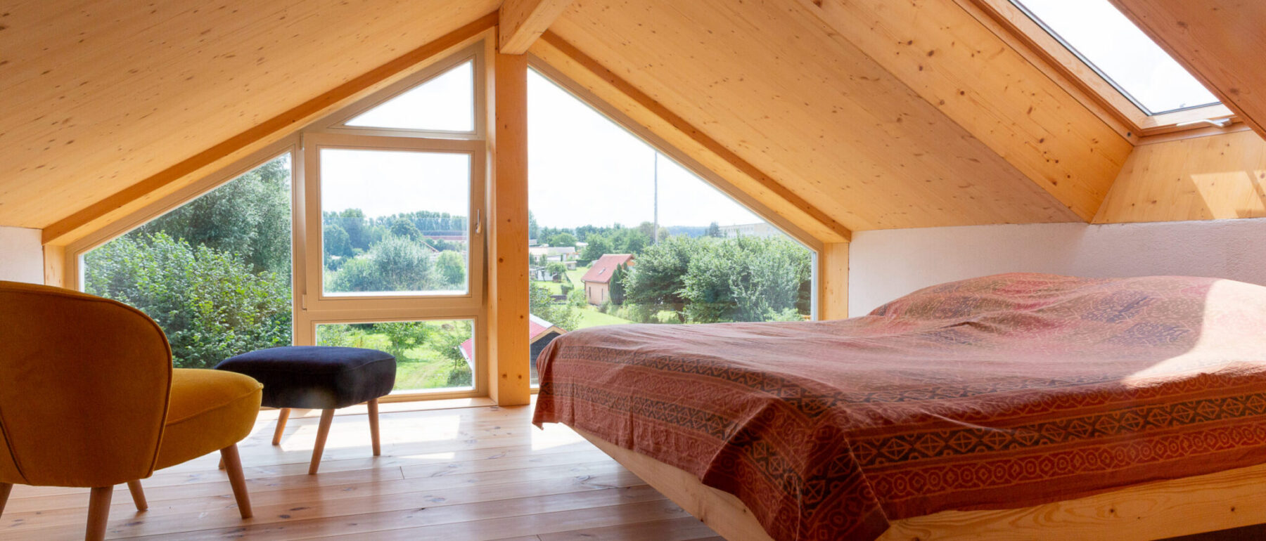 Schlafzimmer im Obergeschoss mit Blick über den Garten