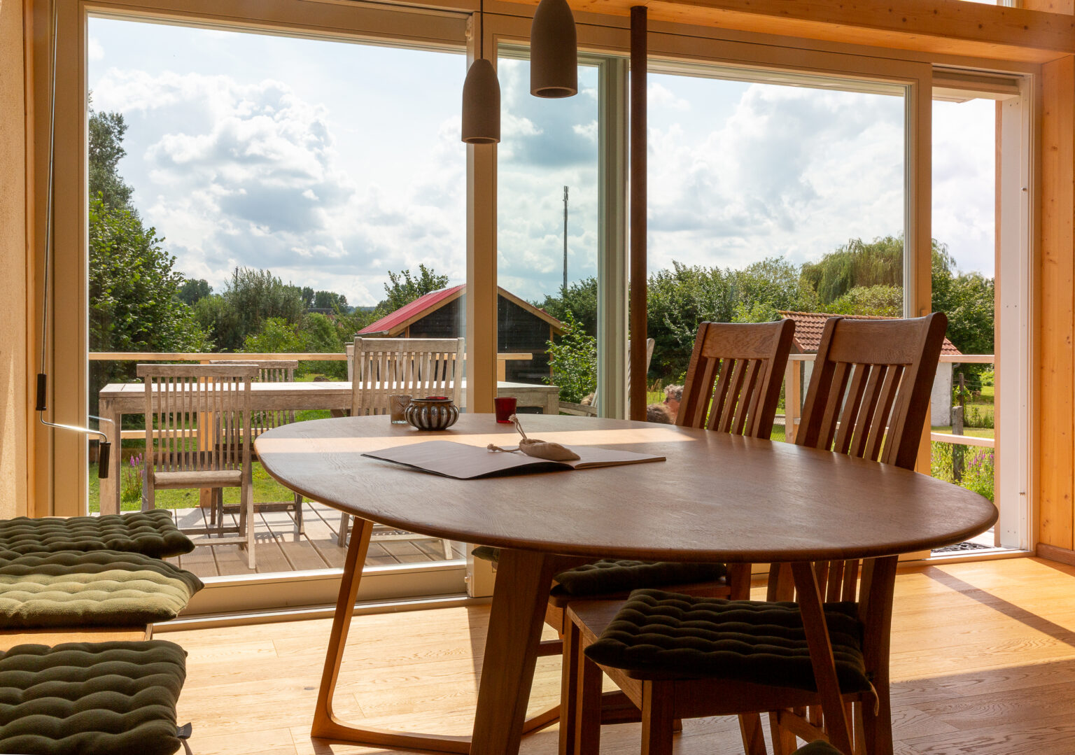 Ferienhaus, Blick in die Küche und in den Garten