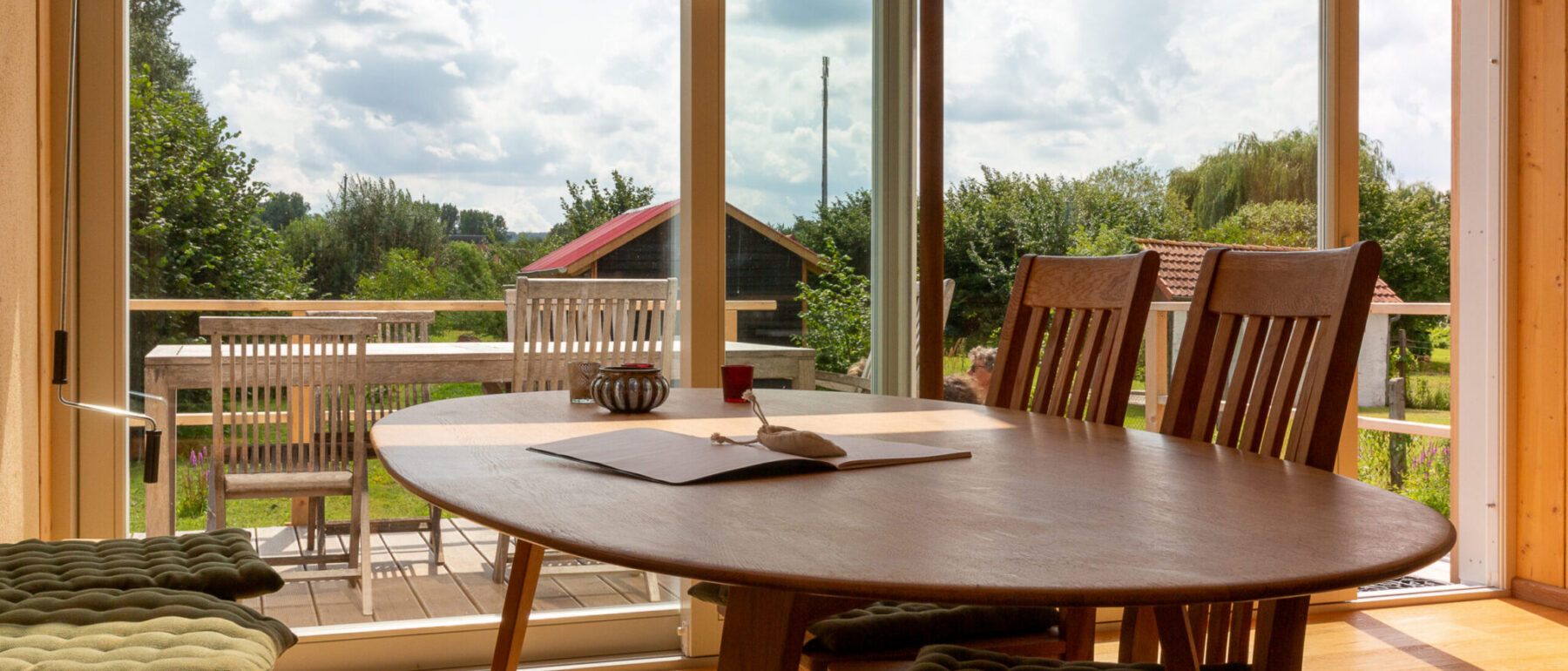 Ferienhaus, Blick in die Küche und in den Garten
