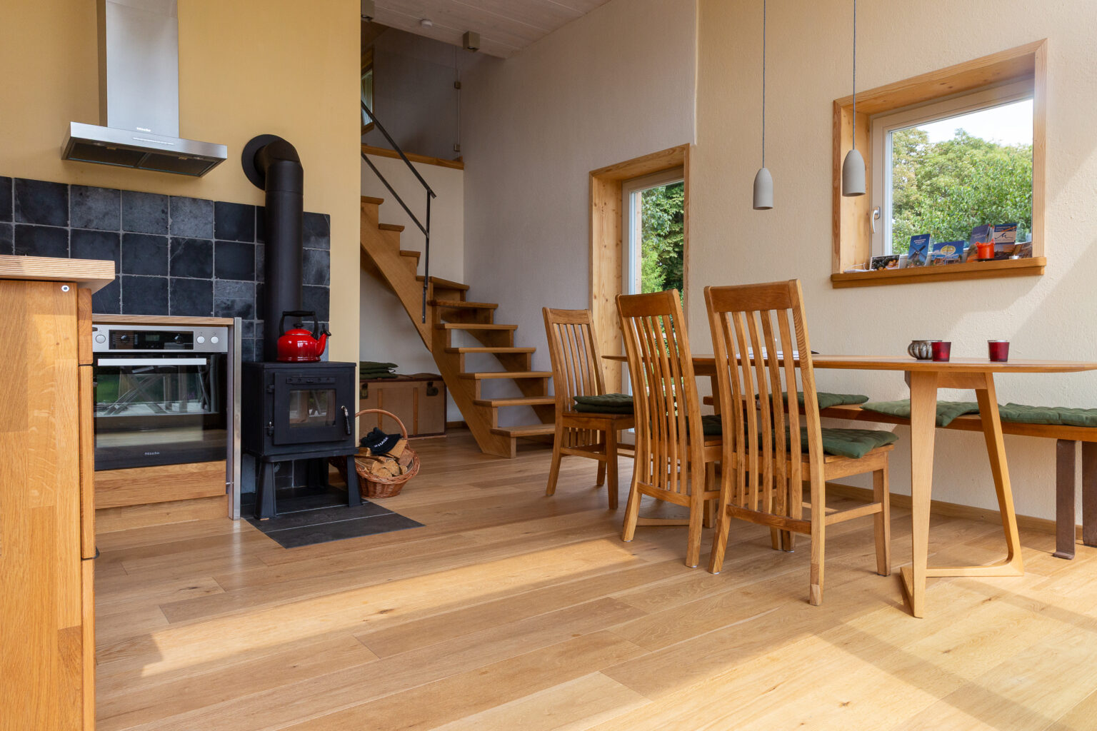 Ferienhaus, Blick in die Küche mit Kaminofen