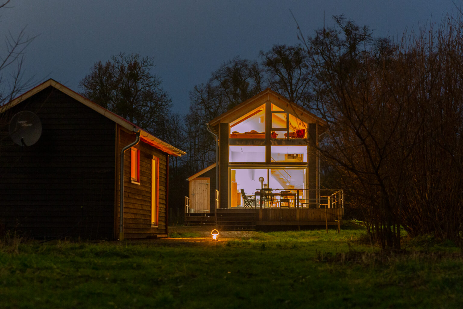 Ferienhaus bei Nachtr mit Sauna im Vordergrund