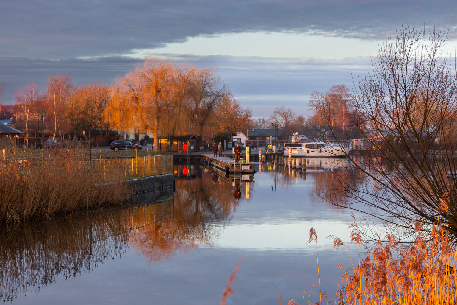 Neukalener Hafen im Abendlicht