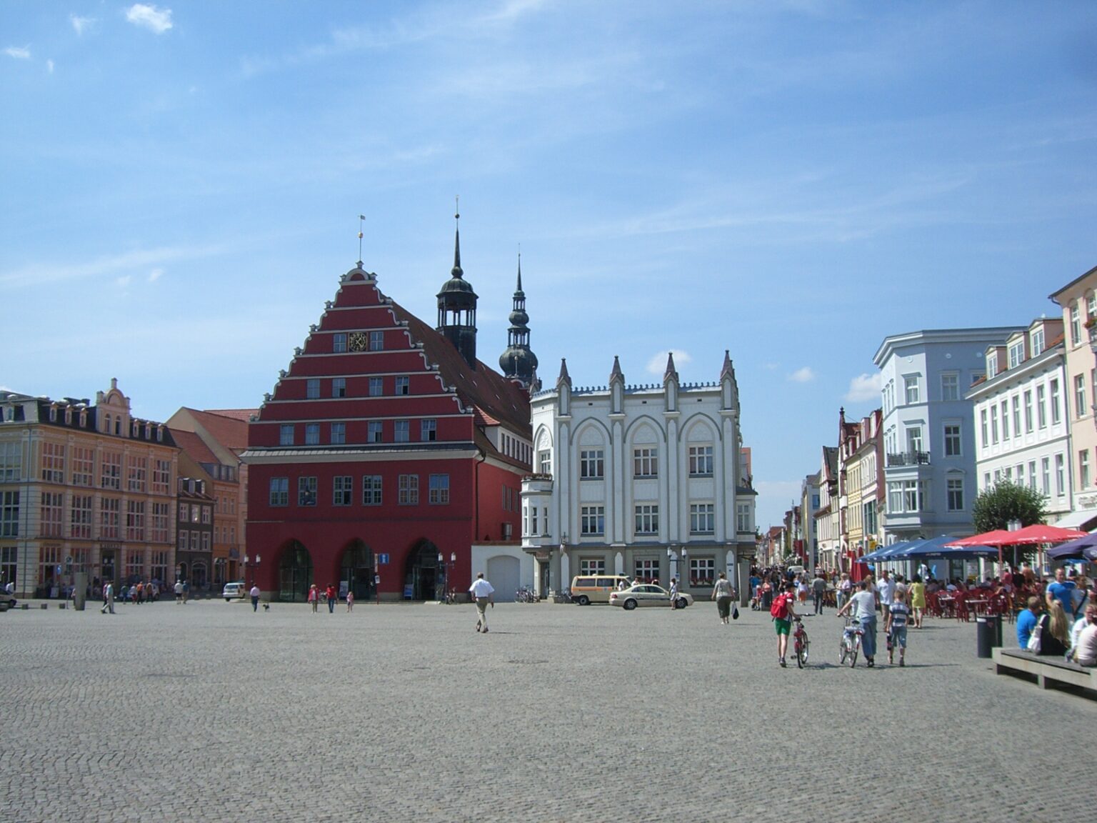 Marktplatz von Greifswald mit historischen Giebelhäusern