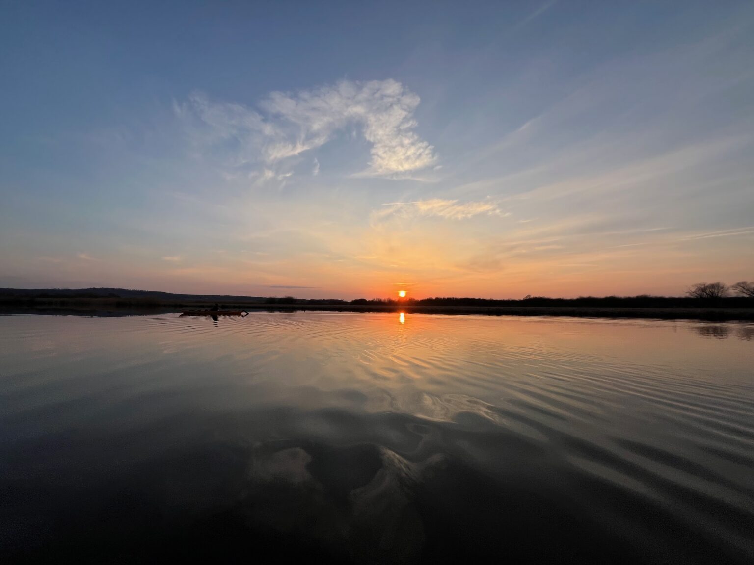 Sonnenaufgang über der Peene, Spiegelung im Wasser
