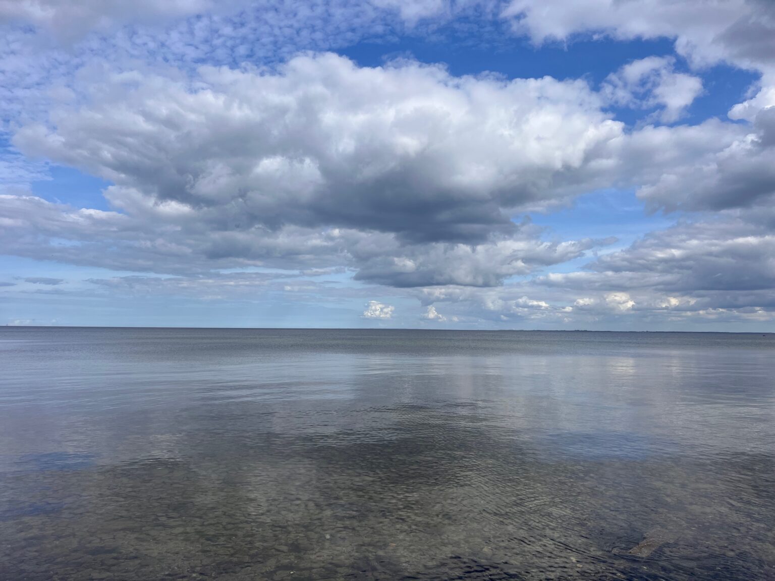 Blick auf die Ostsee mit Wolkenhimmel
