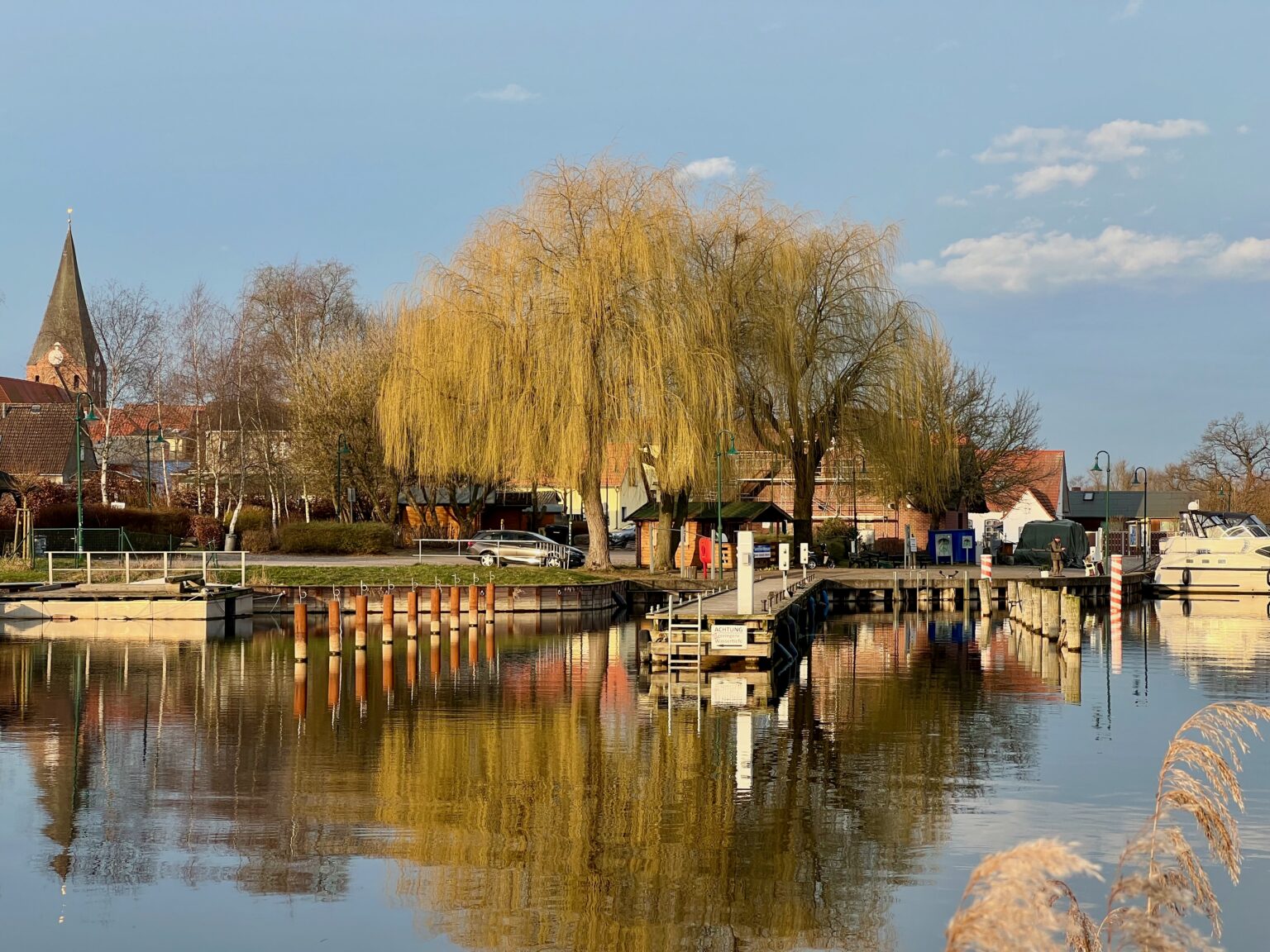 Hafen in Neukalen im Herbst