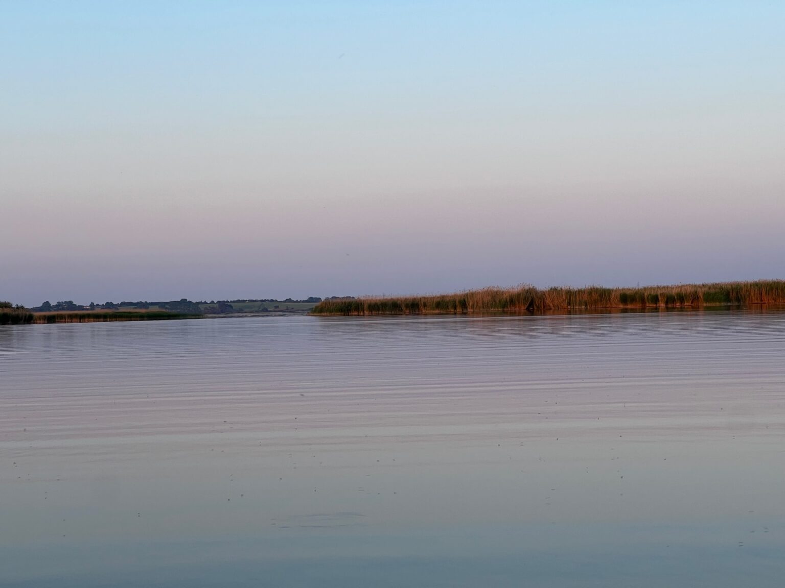 Wasserlandschaft in der Abenddämmerung