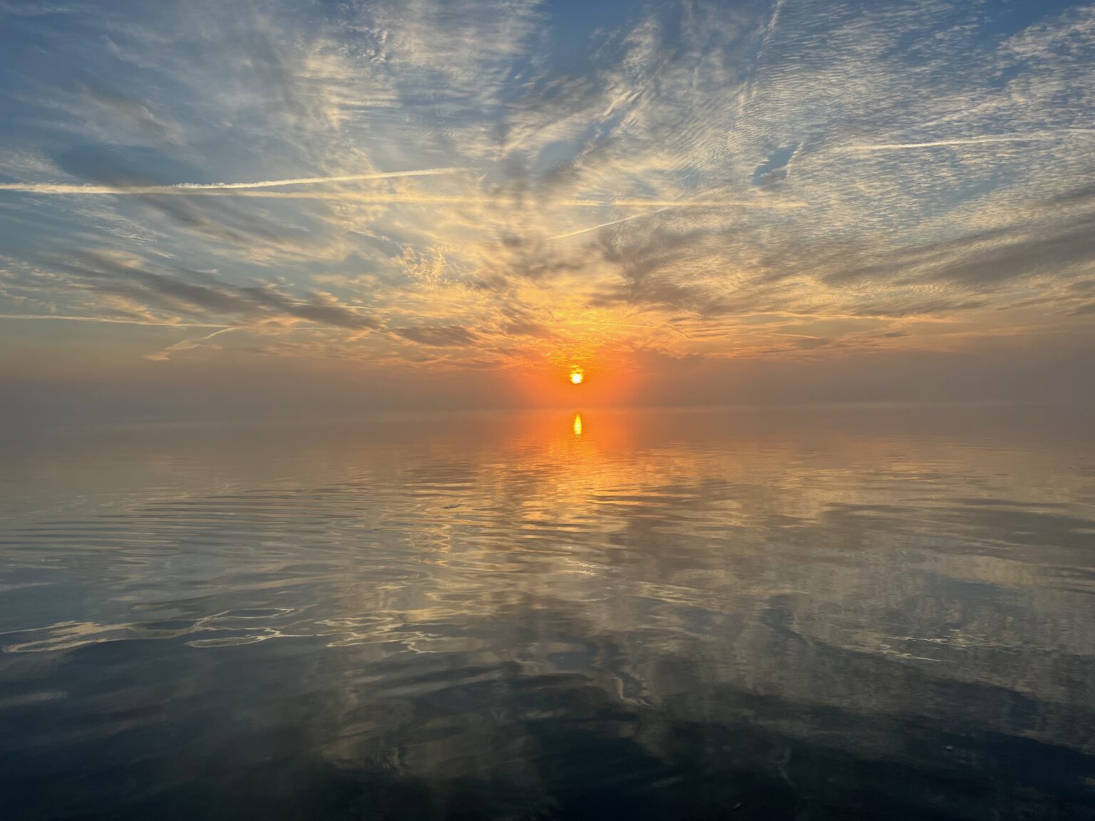 Goldener Sonnenaufgang über dem Kummerower See