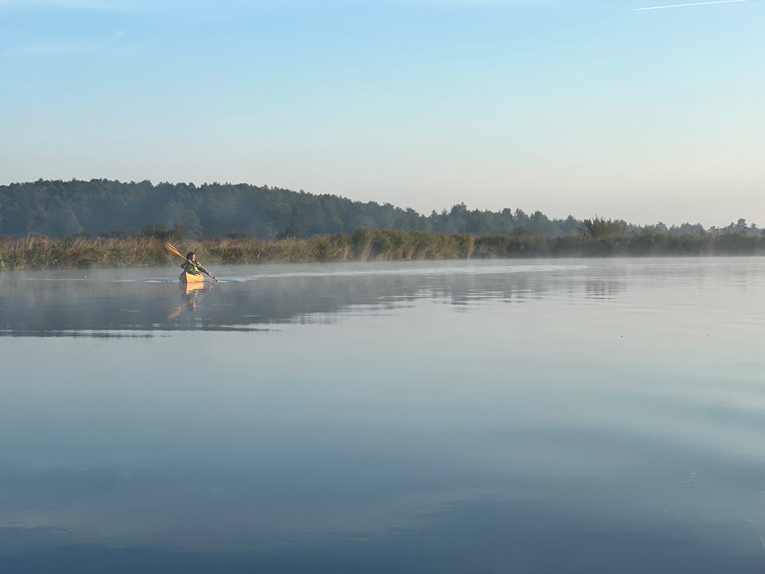 Kanufahrer auf der Peene im Morgennebel