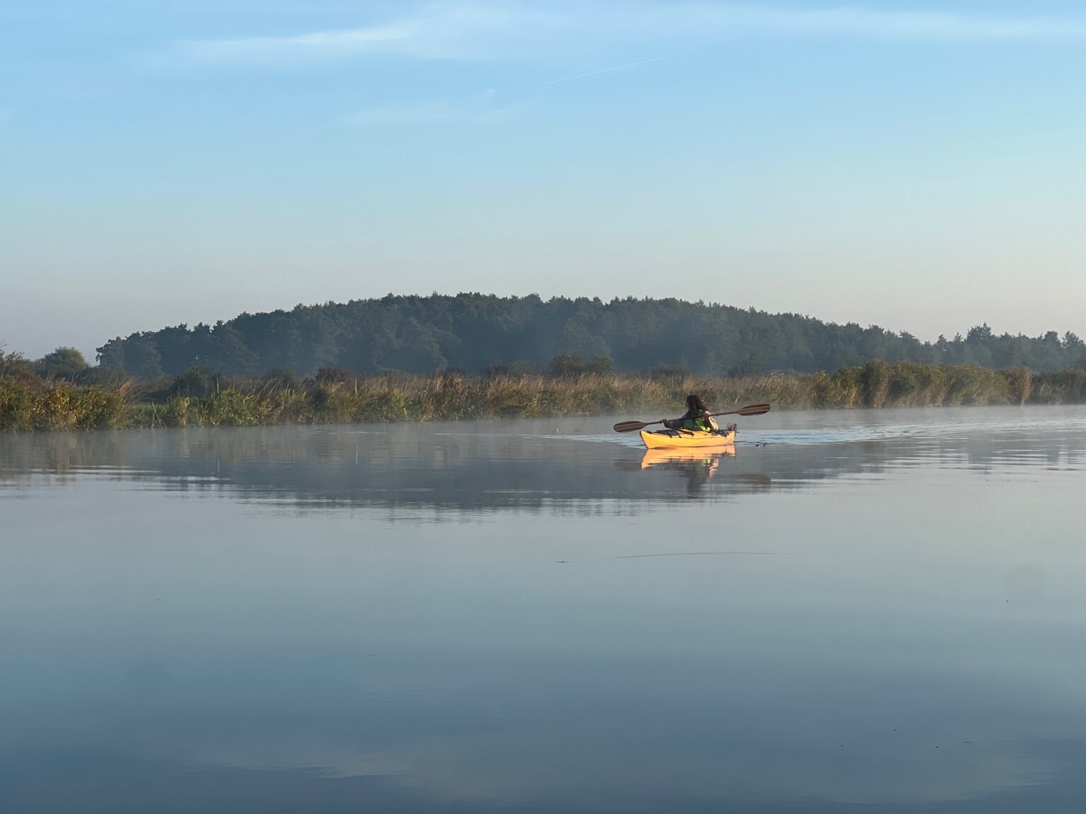 Paddelboot in einem Torfstich an der Peene