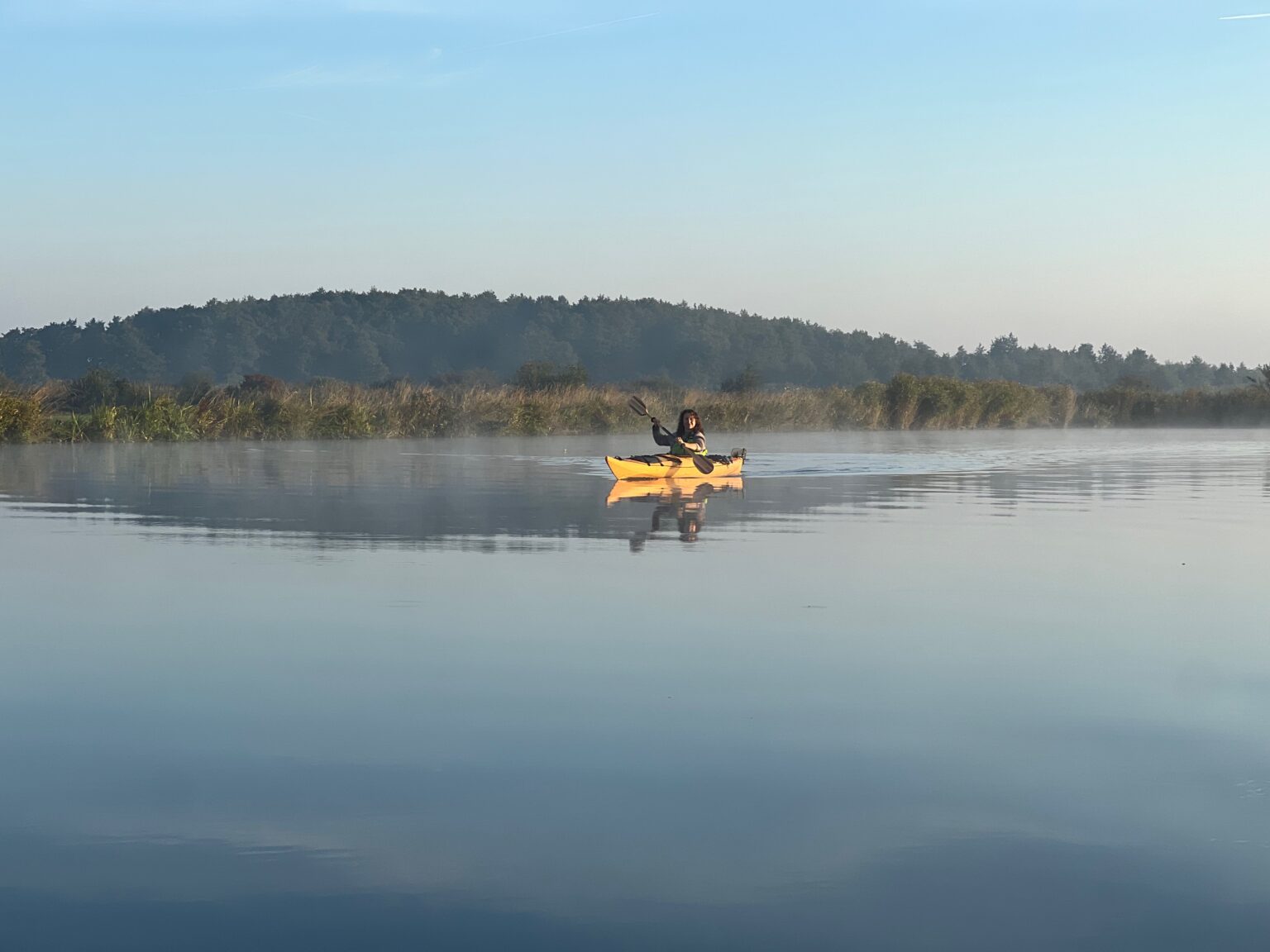 Paddelboot in einem Torfstich an der Peene