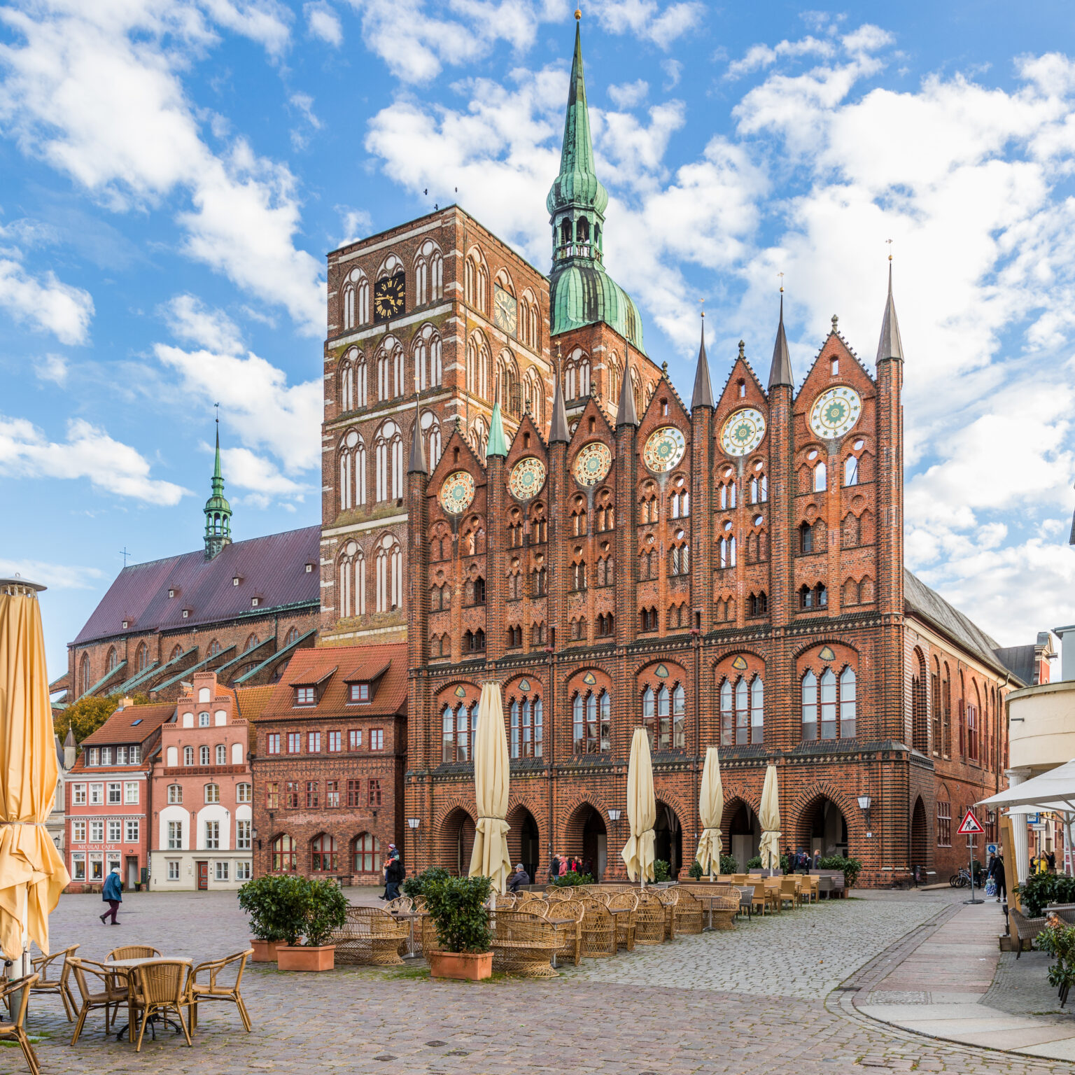 Historisches Rathaus von Stralsund mit gotischer Backsteinfassade